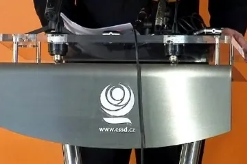 Jičínský: ČSSD měla v roce 2003 poslat Zemana na Hrad. „Je to nesporné“