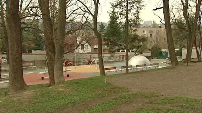 Opozice i obyvatelé Prahy kritizují radnici Prahy 6 za mrhání penězi při rekonstrukcích parků.