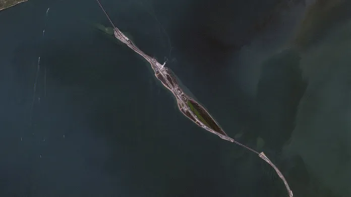 Ruský most na Krym vedoucí přes ostrov Tuzla
