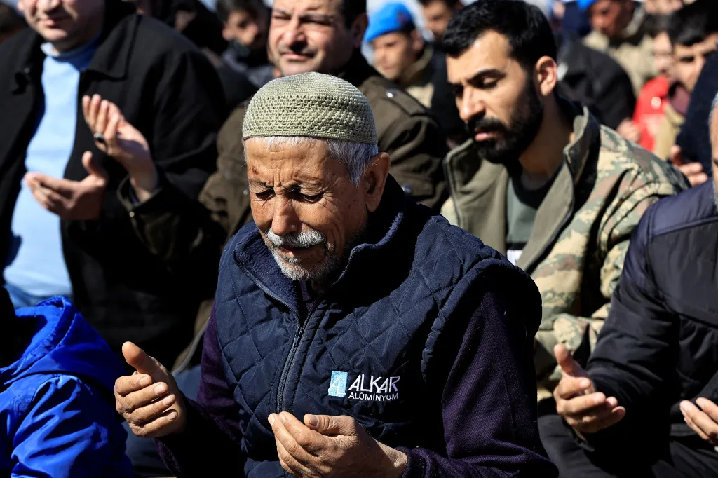 Lidé postižení silným zemětřesením se v táboře modlí