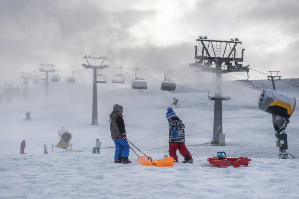 Skiareál Deštné v Orlických horách na Rychnovsku postupně zasněžuje sjezdovky před zahájením sezony