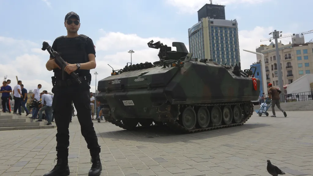 Opuštěný tank na Taksimském náměstí v Istanbulu