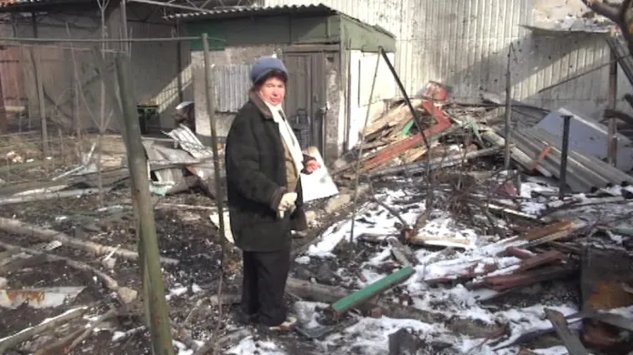 Ludmila Daševská prohlíží trosky svého domu
