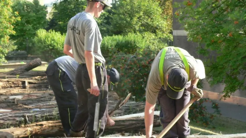 Do proměny hřiště v přírodní zahradu se zapojili místní i dobrovolní hasiči