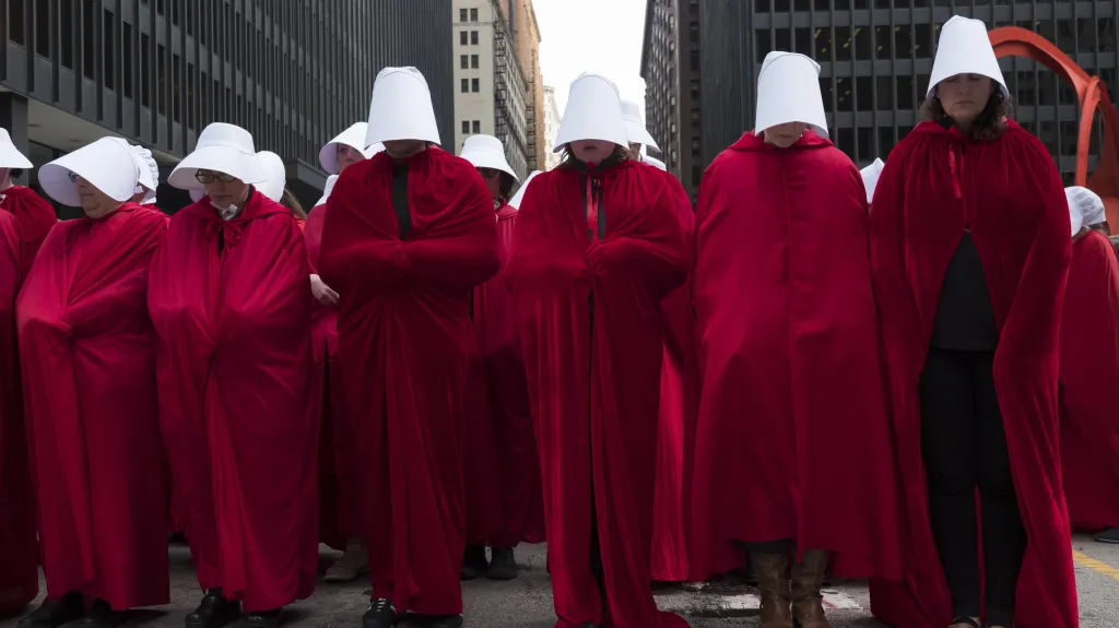 Ženy demonstrující za právo na potrat se v Chicagu převlékly za postavy z Příběhu služebnice