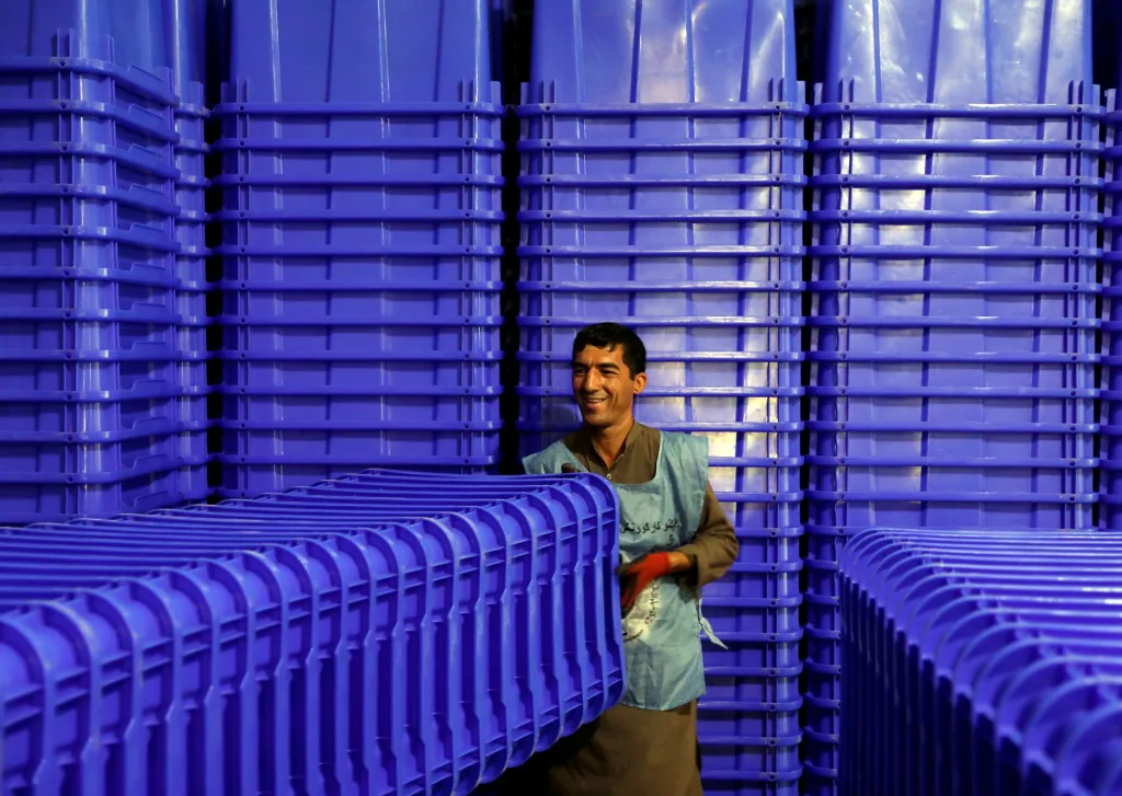 Jeden z pracovníků, který se podílí na přípravě afghánských voleb, přesunuje urny