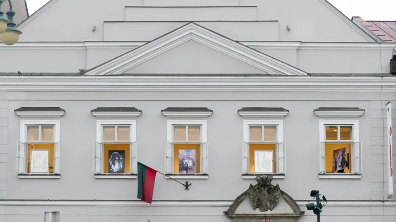 Vernisáž obrazů v oknech v Městské galerii ve Vysokém Mýtě