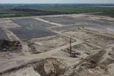 V Maďarsku vzniká čínská megatovárna na baterie. Odpůrci se bojí ztráty vody či vlivu Pekingu