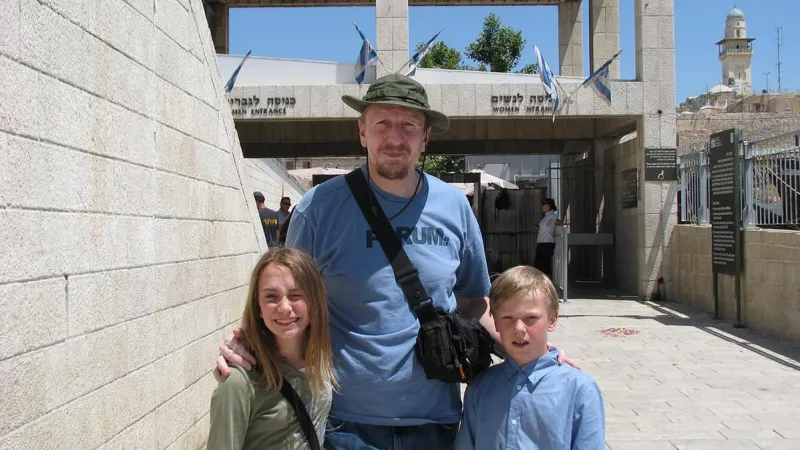 Režisér Martin Benc s představiteli seriálu na natáčení v Izraeli