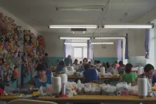Továrna na Ukrajině vyrábí hračky ztvárňující symboly války. Děti se tak prý učí poznávat konflikt