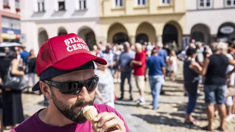 Policista s kšiltovkou hnutí ANO