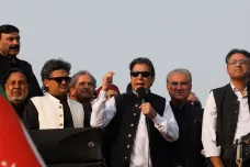 Pákistánský expremiér Imran Chán byl lehce zraněn při střelbě proti jeho konvoji