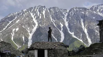 Indický voják střežící hranici v Kašmíru