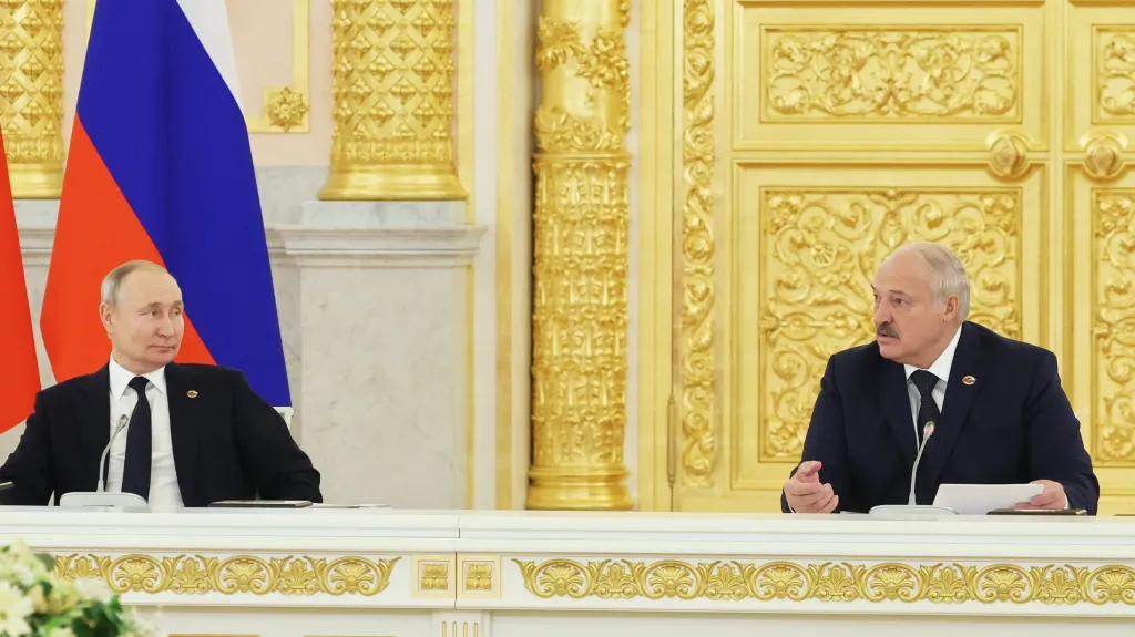 Putin a Lukašenko při jednání v Moskvě (zleva)
