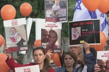 Mezi rukojmími v Pásmu Gazy byl i čtyřletý Ariel a desetiměsíční Kfir. Podle Hamásu zemřeli při ostřelování