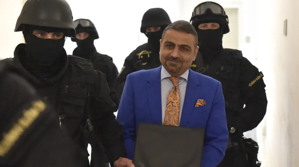 Výrok soudu si Zadeh vyslechl osobně. Do jednací místnosti jej doprovodila maskovaná eskorta