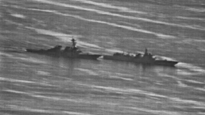 Americká (vlevo) a čínská loď při kolizi v Jihočínském moři