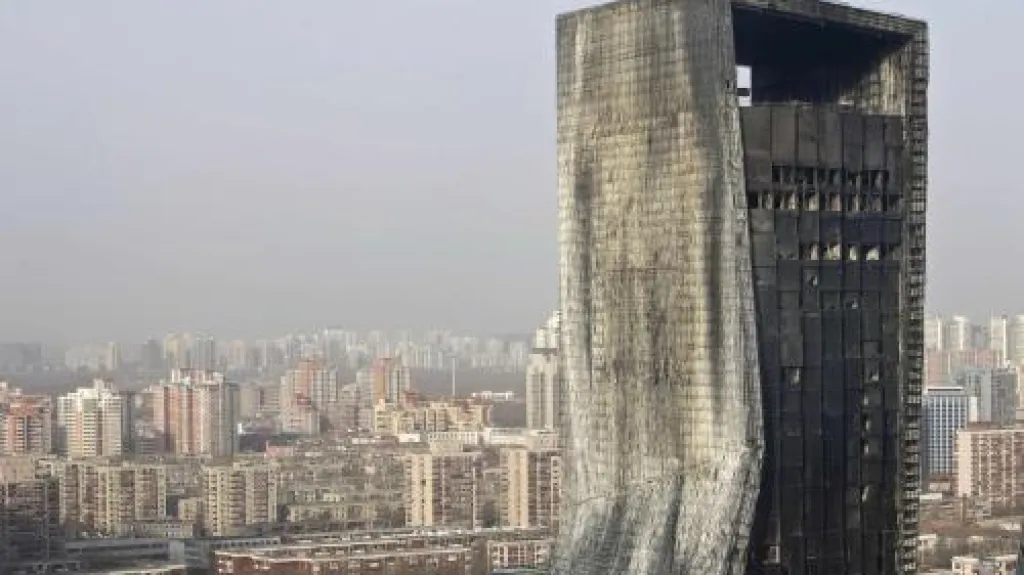 Vyhořelý pekingský hotel Mandarin Oriental