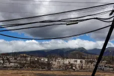 Vichr strhával elektrické vedení, oheň pak sežehl Lahainu. Správce sítě na Maui čelí kritice