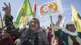 Kurdové proti Erdoganovi – Kurdové považují tureckého vůdce Erdogana za teroristu. Kurdský režim v Sýrii je přímo napojen na PKK – Kurdskou stranu pracujících, která je ve válce s Tureckem. Zakladatel PKK Ocalan je nyní v tureckém vězení na doživotí.
