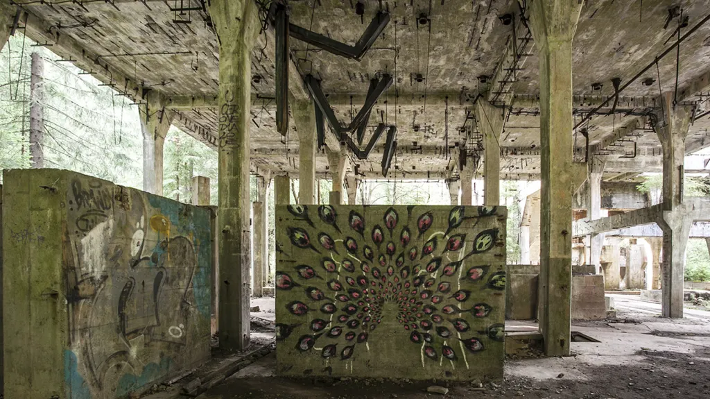 Bývalý cínový důl Rolava a zajatecký tábor Sauersack. Interiér úpravny rud se stal rájem pro hráče airsoftu. Atmosféru dokreslují občasná graffiti na betonových blocích.