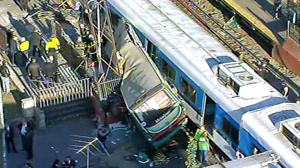 Nehoda autobusu a dvou vlaků v Buenos Aires