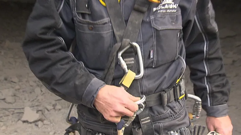 Dělníci musí mít horolezecké vybavení