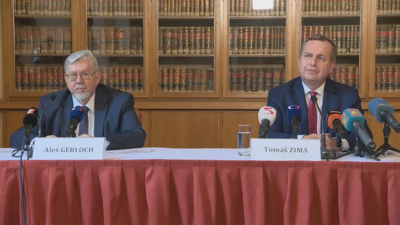 Rektor UK Tomáš Zima a prorektor Aleš Gerloch ke sporu o jmenování profesorů