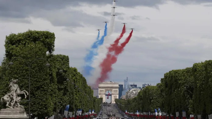 Vojenská přehlídka u příležitosti výročí pádu Bastily