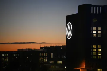 Volkswagen je v problémech, chystá úspory a čelí kritice