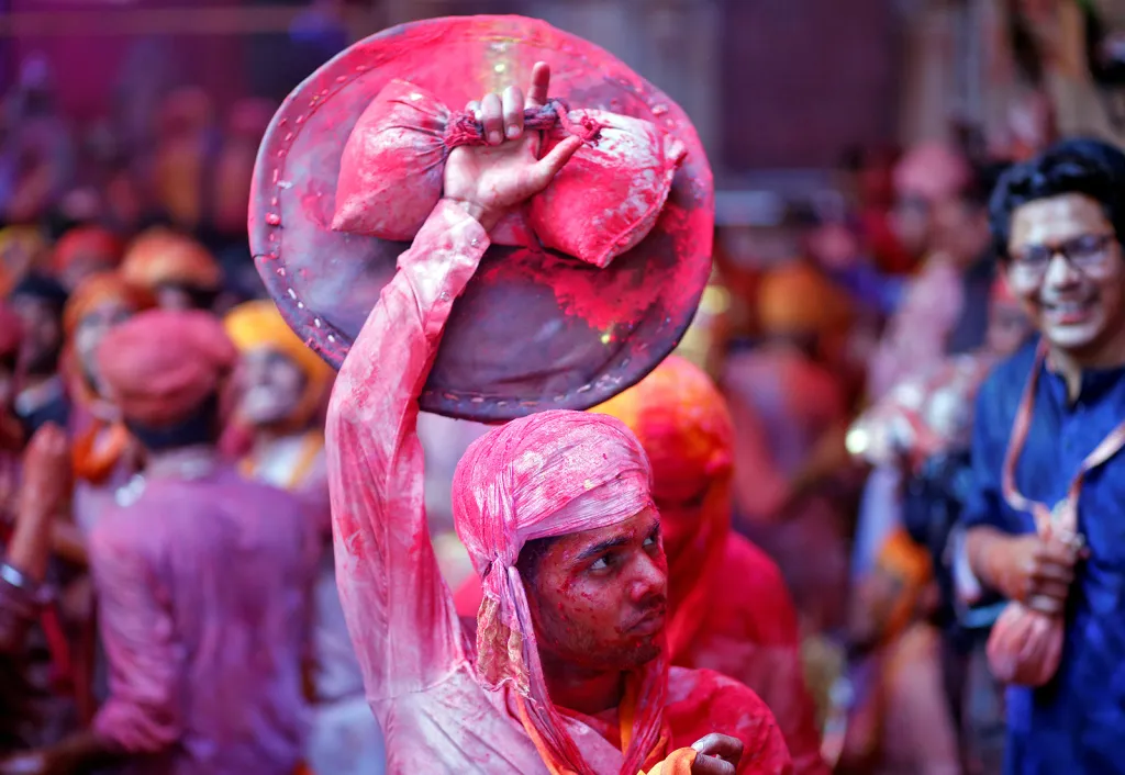Oslava hinduistického svátku barev Hólí v indickém městě Barsana