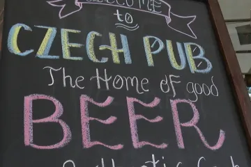 Čechům pivo chutná. I když žijí v Emirátech, potvrzuje jediná česká hospoda na Arabském poloostrově