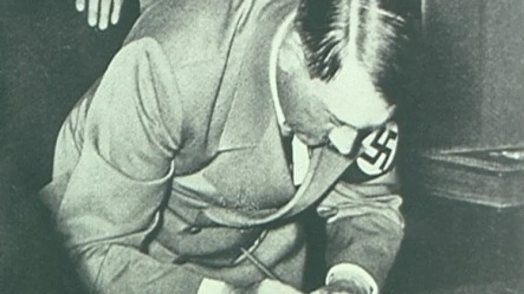 Adolf Hitler podepisuje mnichovskou dohodu