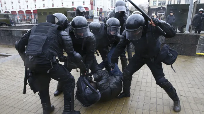 Zásah policie proti demonstrantům v Minsku