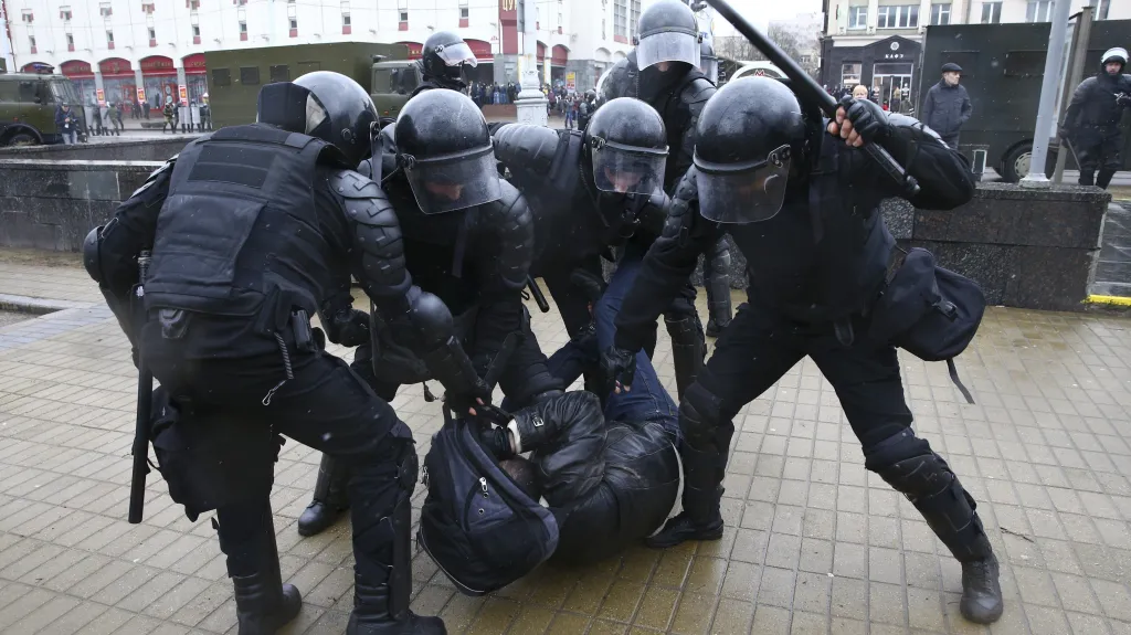 Zásah policie proti demonstrantům v Minsku