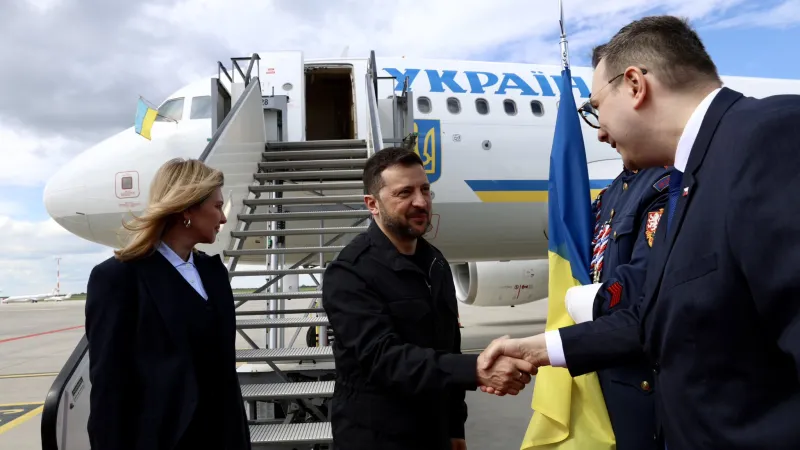 Ukrajinský prezident Volodymyr Zelenskyj, jeho žena Olena a ministr zahraničí Jan Lipavský (nestr.)