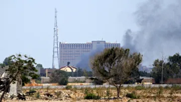 Nad Kaddáfího komplexem se vznáší dým