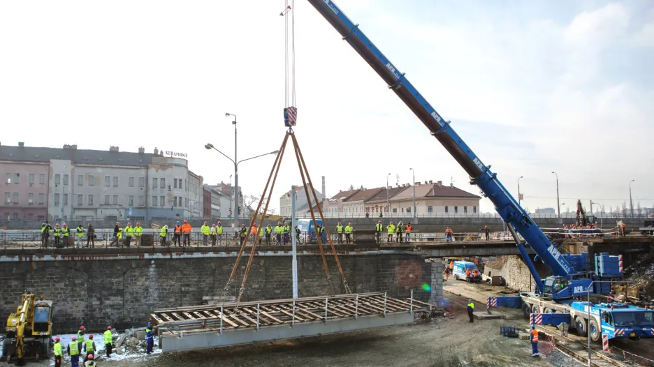 Rozebírání železničního mostu v Plzni