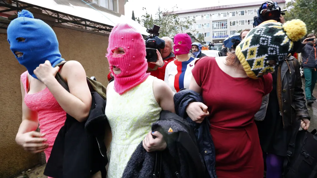 Ruská punková skupina Pussy Riot v roce 2014, tedy ve stejném roce, kdy se její název snažil česky vysvětlit v rozhovoru pro rozhlas tehdejší prezident Miloš Zeman