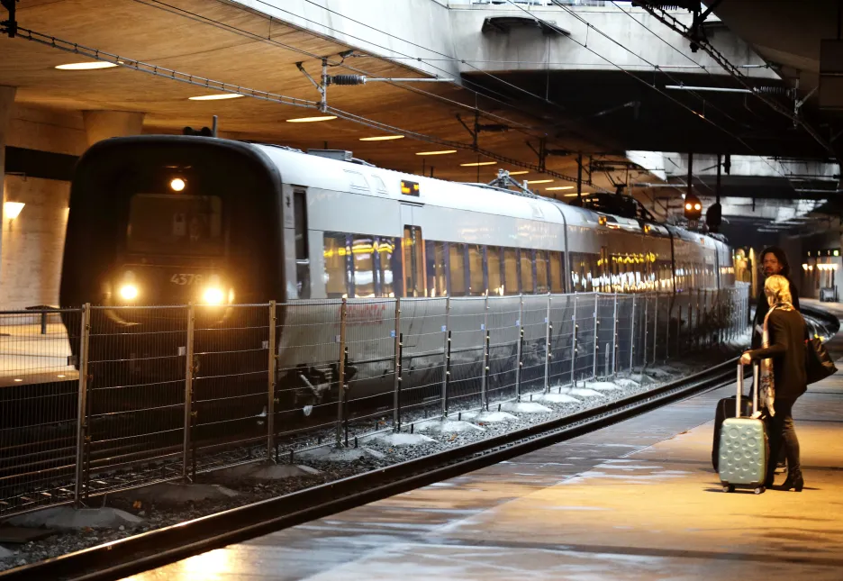 Železnice je důležitou součástí mostu. Přibližně dvě třetiny cestujících jedou vlakem, cesta mezi Malmö a Kodaní trvá 35 minut. Při běžném provozu se autem dá zvládnout za zhruba 10 minut