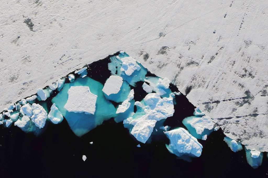 Rozpadající se ledovec nedaleko břehů fjordu Tasiilaq v Grónsku