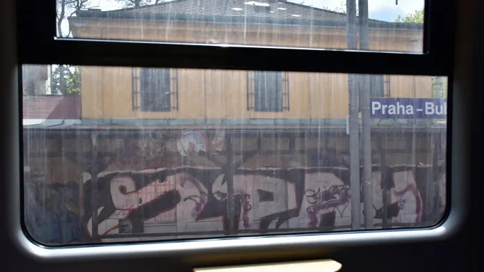 Na nádraží Bubeneč zastavovaly vlaky do roku 2014. Dnes už si ho cestující mohou prohlédnout jen okamžik v plné rychlosti.