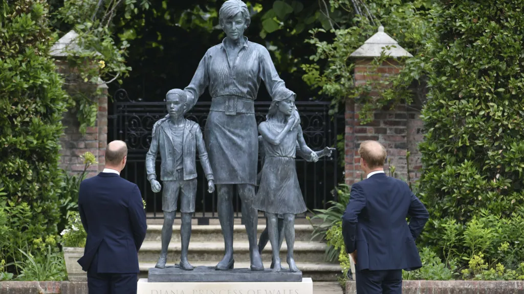 Princové William (vlevo) a Harry u sochy své matky princezny Diany