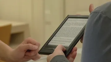 Digitální čtečka v Mahenově knihovně obsahuje téměř pět set knih