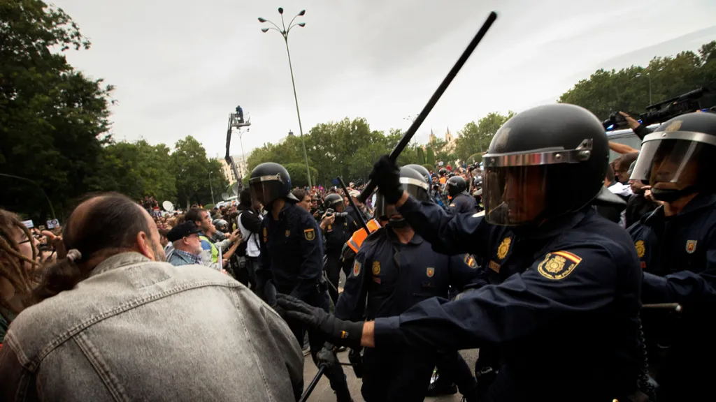Zásah policie proti demonstraci před španělským parlamentem