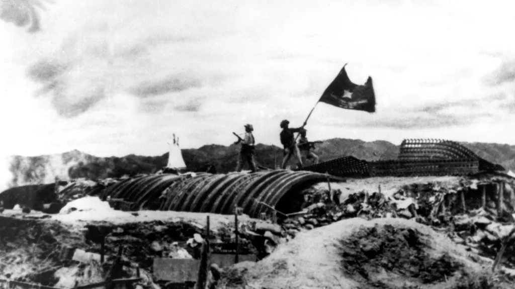 Vietnamci vítězí v bitvě u Dien Bien Phu