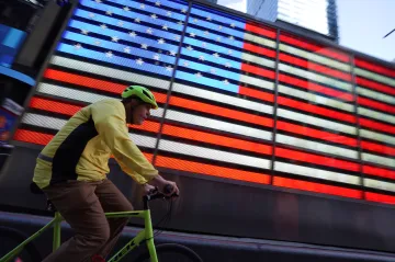 Každý v New Yorku má dost peněz na líbivé oblečení, ale ne na zdravotní péči, líčí Češka z centra pandemie v USA