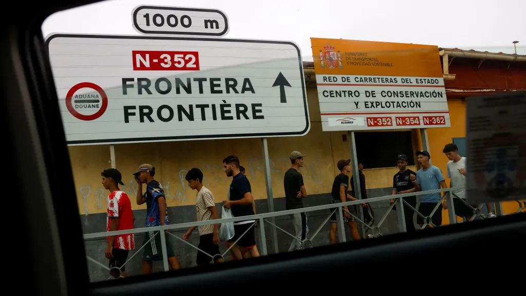 Migranti přicházející z Maroka při vstupu do španělské Ceuty