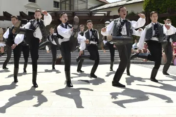 Strážnice hraje barvami pestrých krojů z celého světa. Začal Mezinárodní folklorní festival