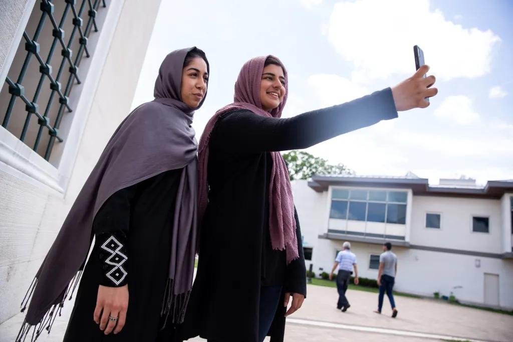 Konec ramadánu se oslavuje i ve Spojených státech. Dvě muslimské dívky si dělají „selfíčko“ v Lanhamu v Marylandu
